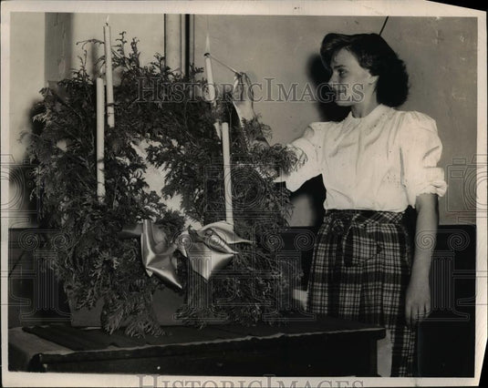 1949 Press Photo Marilyn Thome at St. Francis School on Christmas day - Historic Images