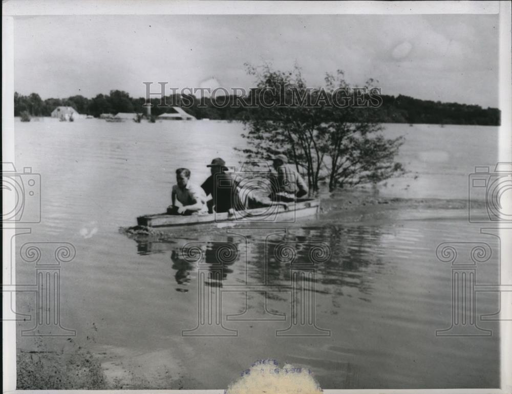 1947 Press Photo Hartford Iowa refugees in boat on floodwaters - Historic Images