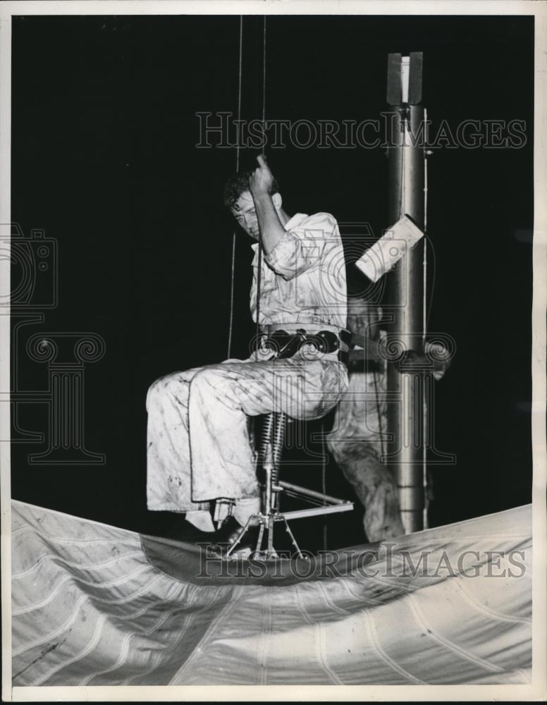 1939 Press Photo Bill Curtis as he rode down the cable to the parachute - Historic Images