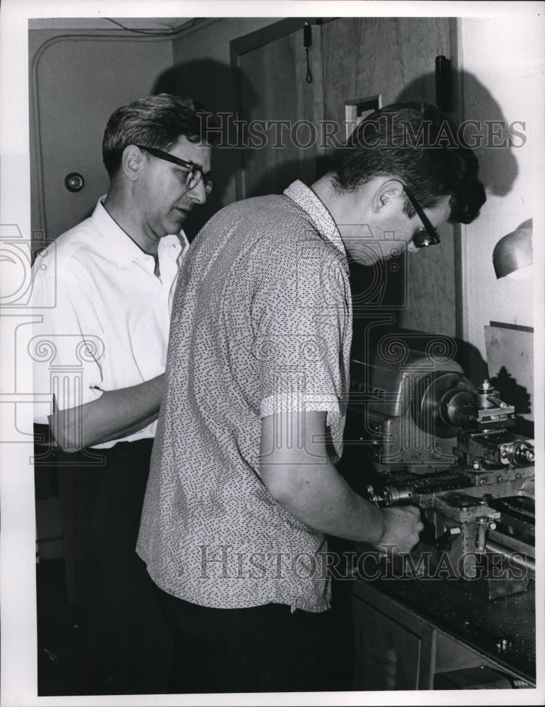 1985 Press Photo Joe Haga, John Heirs, North Royalton - Historic Images