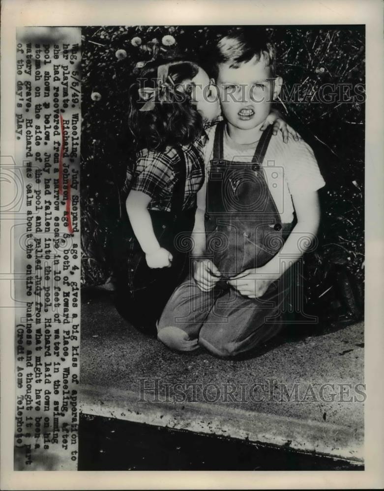 1949 Press Photo WheelingJudy Shepard age 4 &amp; friend Richard Johnson age 6 - Historic Images