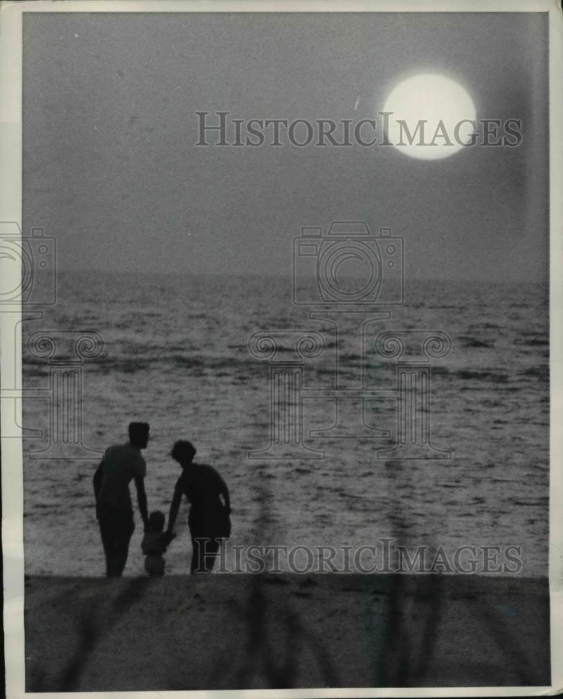 1970 Press Photo The family's silhouette at the Florida beach - Historic Images