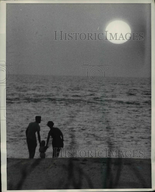 1970 Press Photo The family's silhouette at the Florida beach - Historic Images
