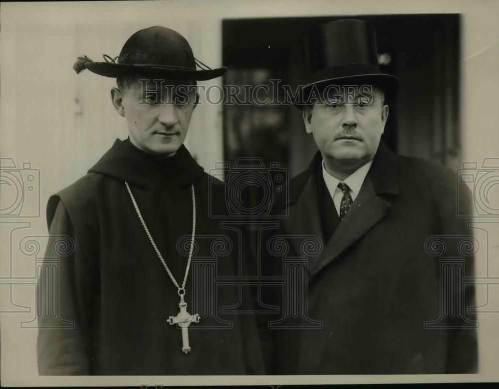 1927 Press Photo Reverend Raphael Walker, German Ambassador Baron Ago Maltzan - Historic Images