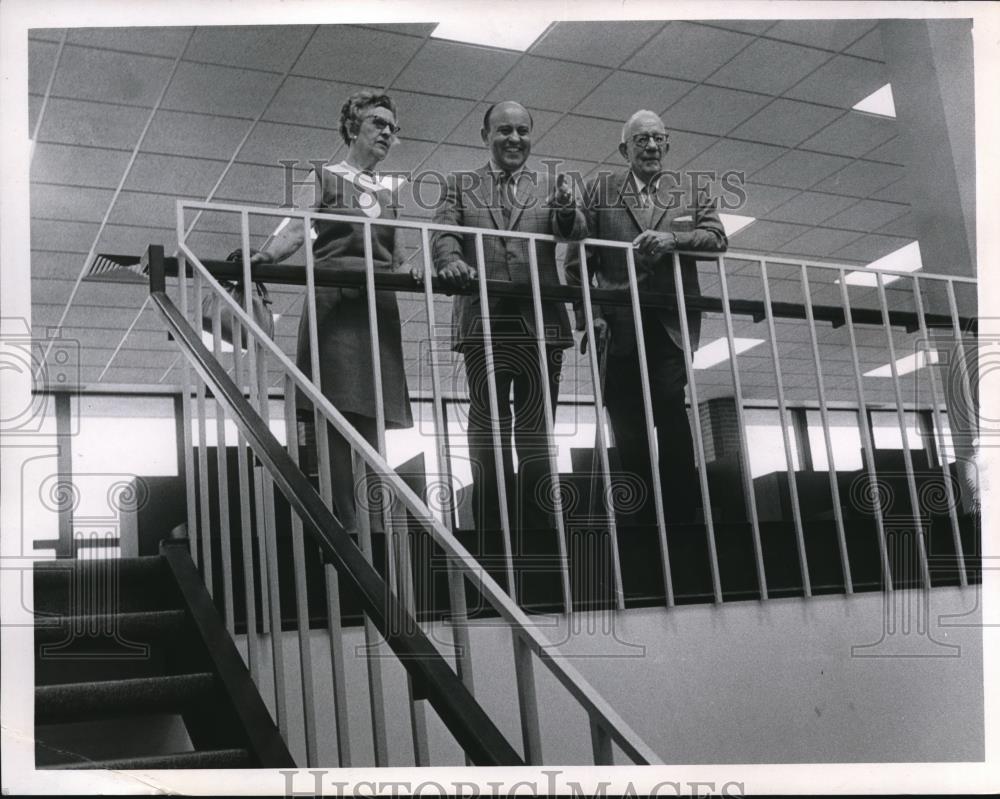 1970 Press Photo Mr. &amp; Mrs. Lew Sherwood, Anthony d. Biasio Jr. at Lakewood High - Historic Images