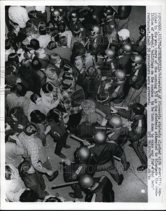 1970 Press Photo University of Minnesota students clash with sheriff's deputies - Historic Images