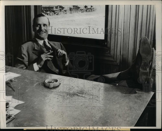 1946 Press Photo 100 employees of Donald E. Ellsworth's company walked out - Historic Images
