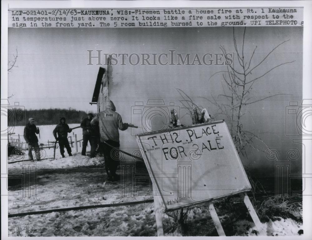 1963 Press Photo Kaukbuna Wis firemen battle house fire in cold weather - Historic Images