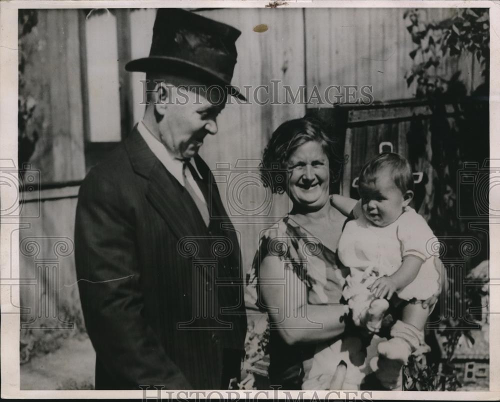 1936 Press Photo Mr. and Mrs. Matthew Kenny with their youngest child Mary Anne - Historic Images