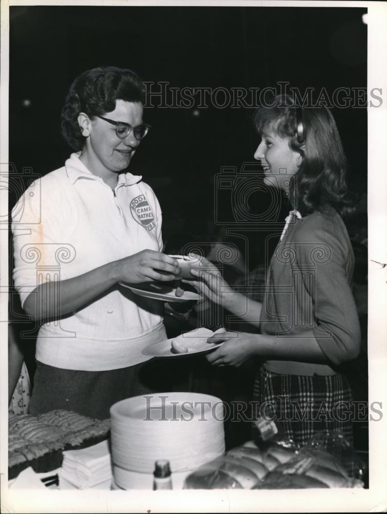 Press Photo Madelyn Armbrust and Marianna Bassett - Historic Images