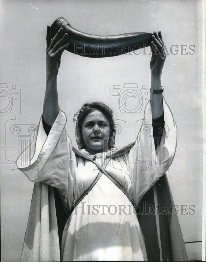 1965 Press Photo Patsy Forad of Melbourne during Druid Ceremony at Stonehenge - Historic Images