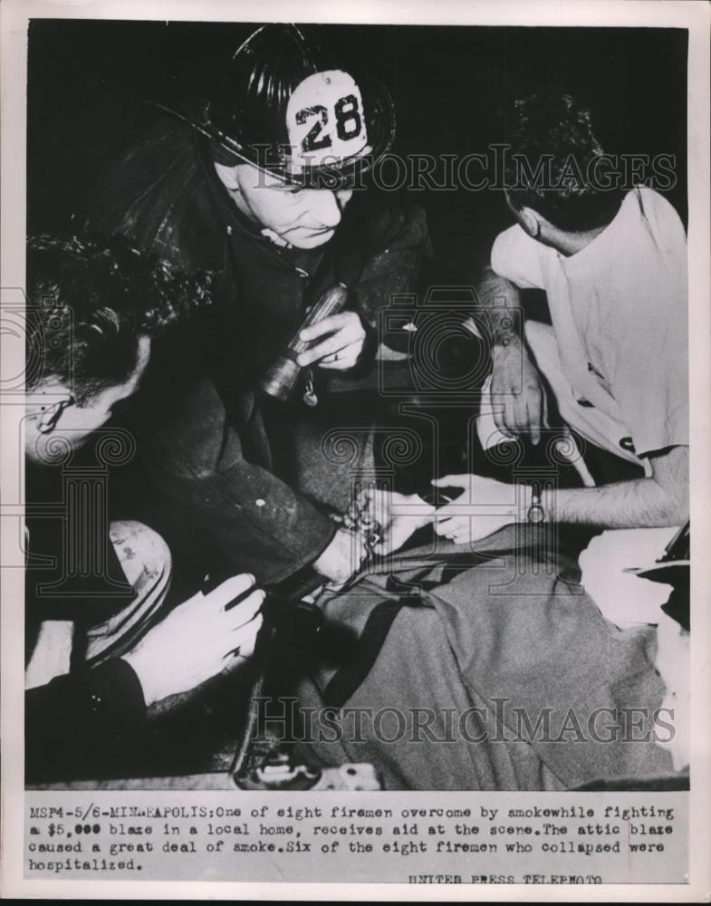 1953 Press Photo Fireman overcome by smoke while fighting blaze - Historic Images