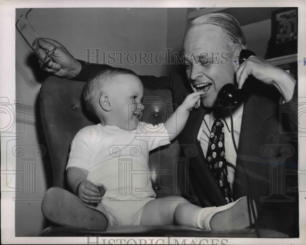 1952 Press Photo Robert Ker III plays with grandpa Senator Kerr at home - Historic Images