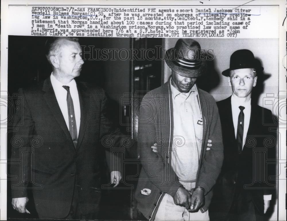 1961 Press Photo San Francisco FBI agents with Daniel Jackson Morgan - Historic Images