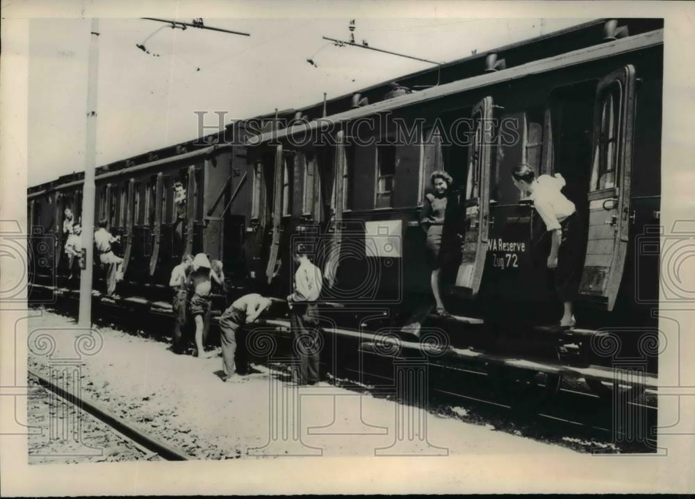 1948 Press Photo Czech refugees near doorways of train during arrival at Rome - Historic Images