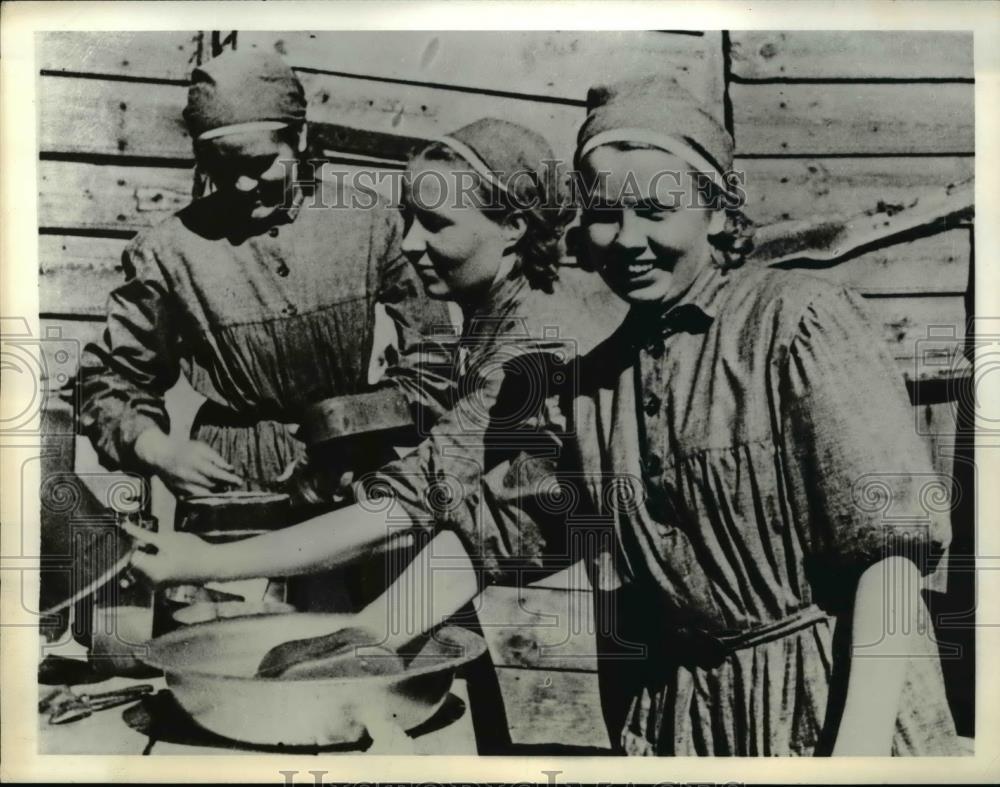 1939 Press Photo Finnish girls in big working camp at Keksholm - Historic Images