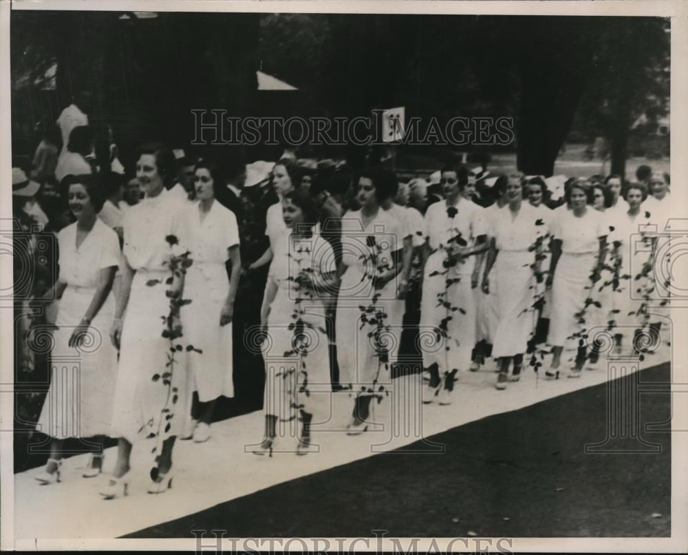 1935 Press Photo Senior class procession in traditional Ivy Day Exercises - Historic Images