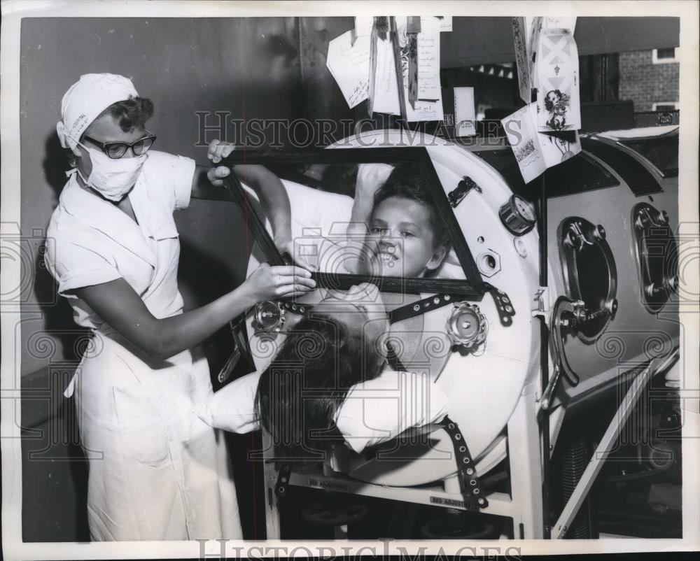 1959 Press Photo Flossie Rogers, Stricken with Polio looked at the Iron Lung. - Historic Images