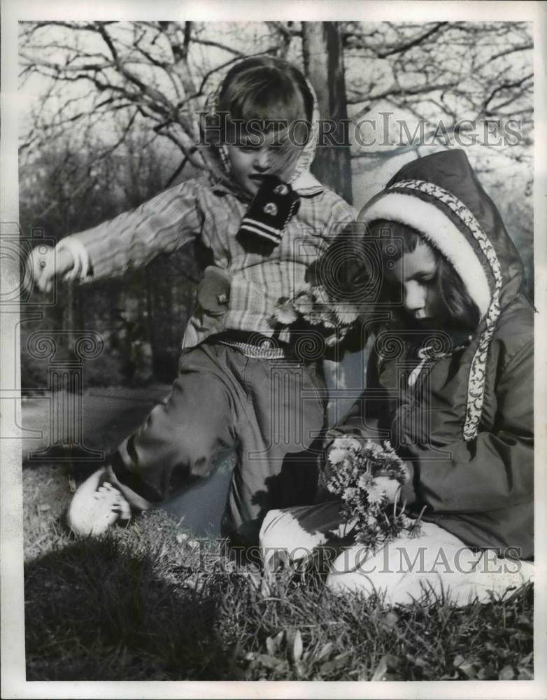 1961 Press Photo Melinda Hager and Dee Dee Irwin picking dandehon flowers - Historic Images