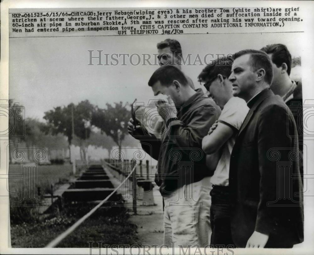 1966 Press Photo Jerry Hebson &amp; Brother Crying at Father&#39;s Death Site, Chicago - Historic Images