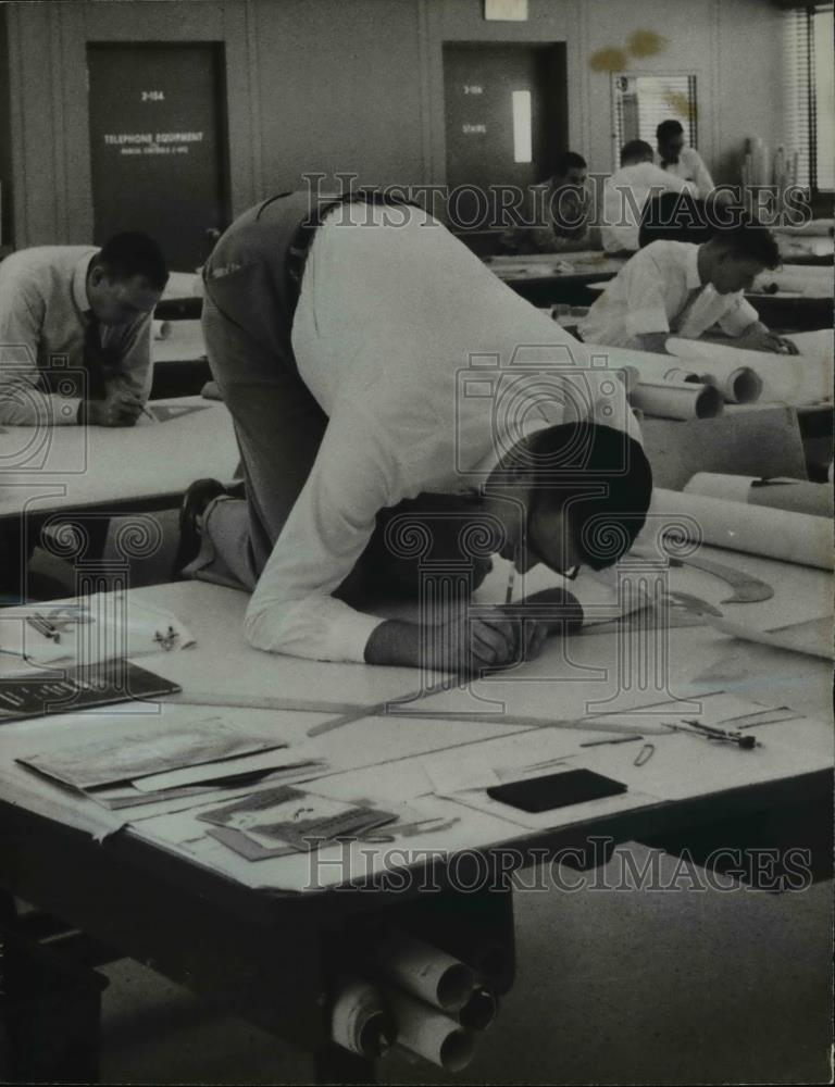 1961 Press Photo Knee bend solutions for drafting problems - Historic Images