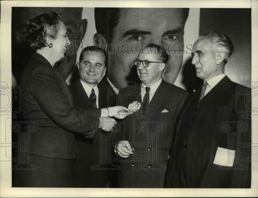 1956 Press Photo Woman admiring IKE pin on mans lapel - Historic Images