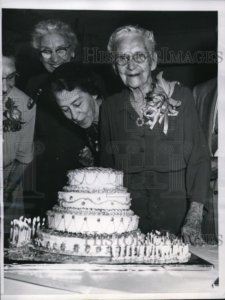 1955 Press Photo Mrs. Cerena Harelson celebrates 100th birthday with daughters - Historic Images