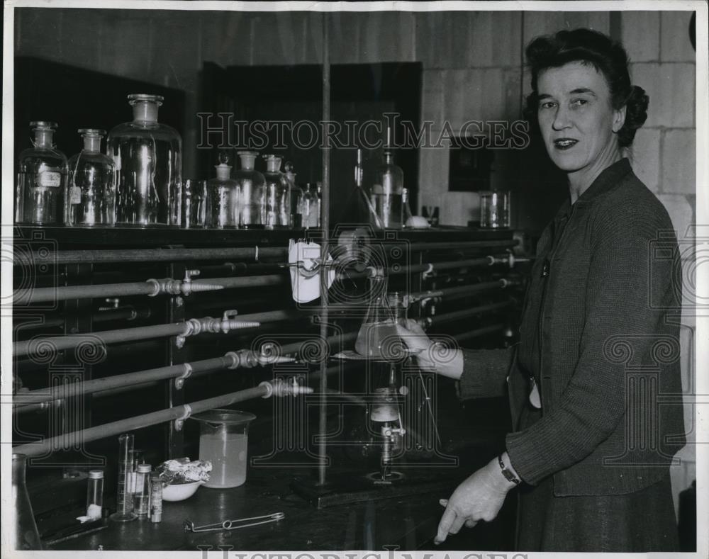 1943 Press Photo Miss Rosamond Sherwood, famous sportswoman and playwright - Historic Images