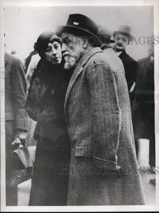 1934 Press Photo Montague Norman's Ticket on his Hat - Historic Images
