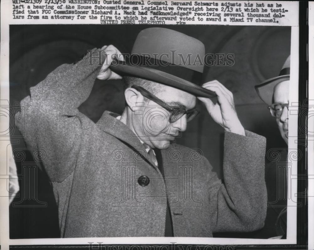 1958 Press Photo Ousted General Bernard Schwartz as He Left the Court - Historic Images