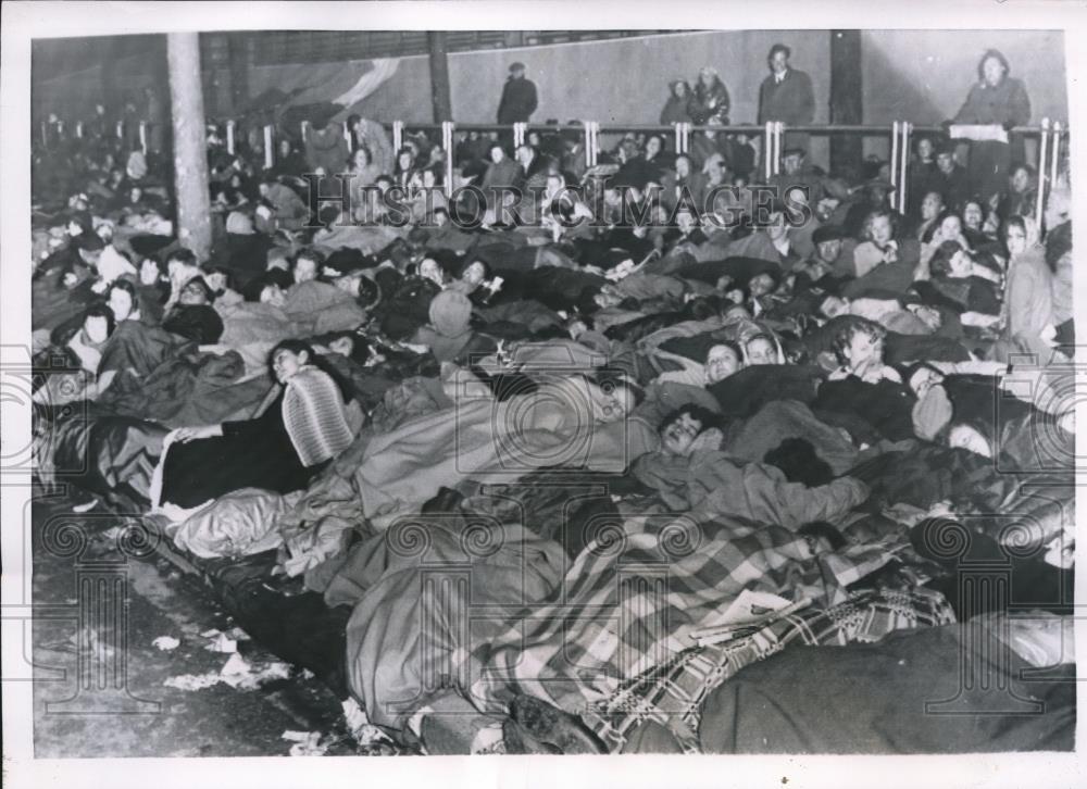 1953 Press Photo London Coronation tourists at a mall sleep crammed together - Historic Images