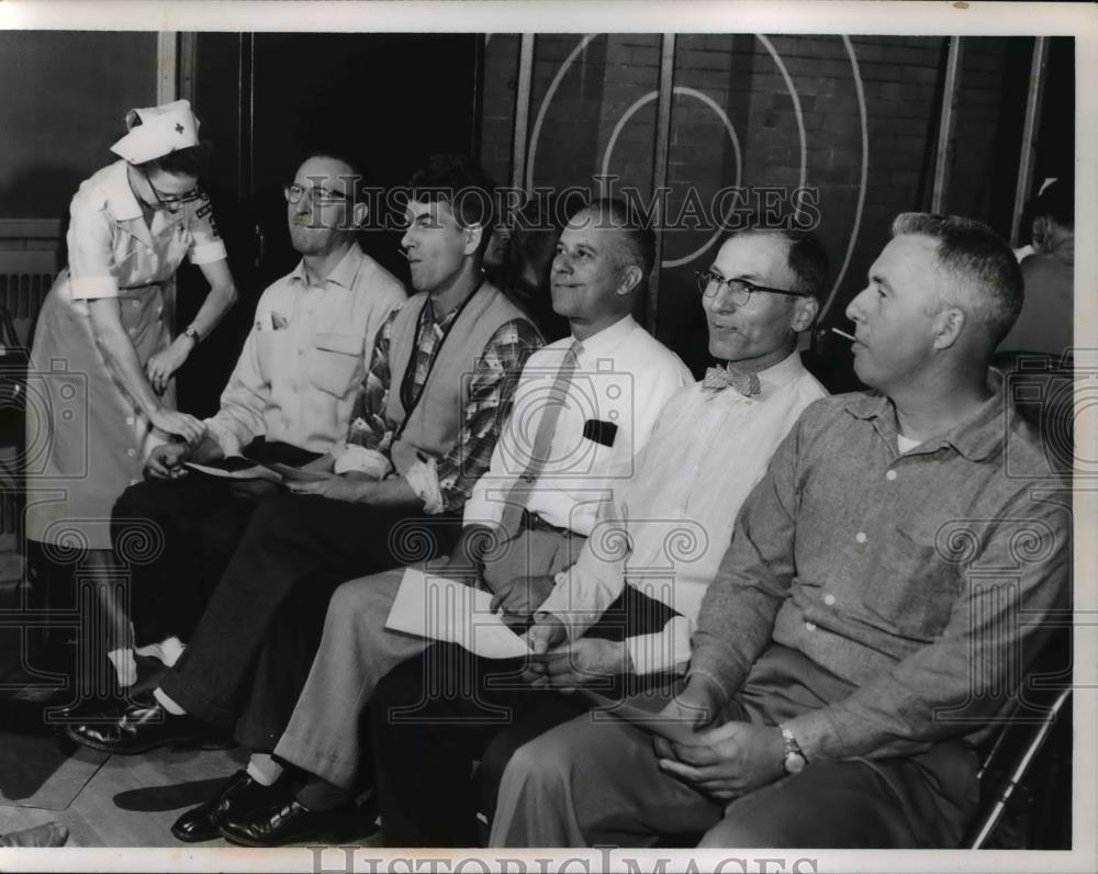 1959 Press Photo School Officials and Brooklyn Volunteer Nurse - Historic Images