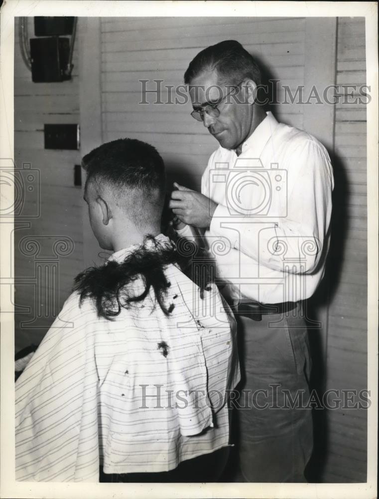 1941 Press Photo Marriages may be made in heaven, but marine of the United - Historic Images