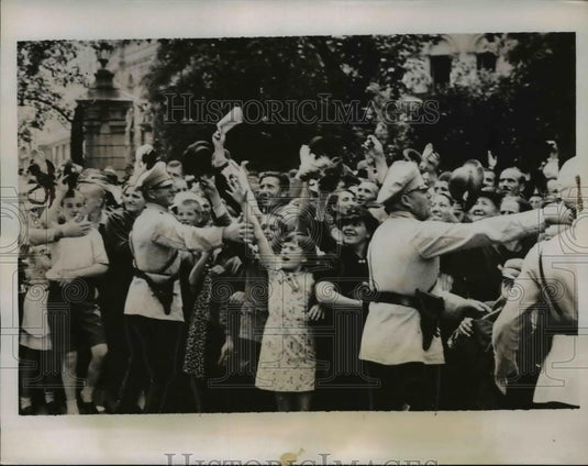 1937 Press Photo Sofia Bulgaria crowds at palace cheer Queen's new son - Historic Images