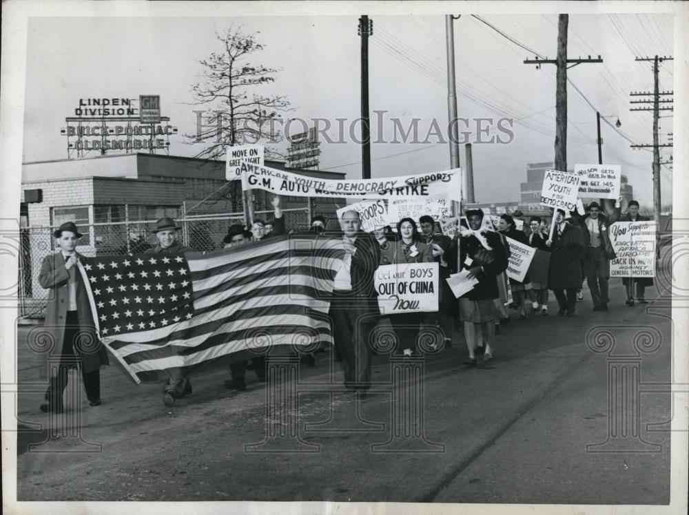 1945 Press Photo Youth Org. Sympathize with the General Motors&#39; Strikers - Historic Images