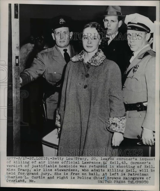 1952 Press Photo B.L. Tracy free on bail with C.L. Curtis & B. Harigrove - Historic Images