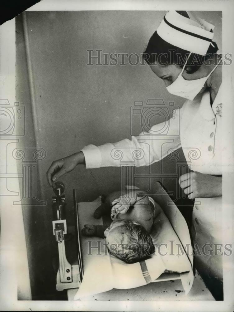 1938 Press Photo Baby weighs in at 10 pounds and 6 ounces after birth - Historic Images