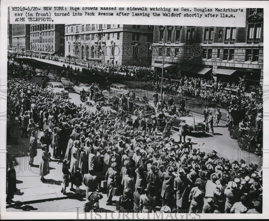 1951 Press Photo Huge crowd massed on sidewalk as Gen. Douglas MacArthur's car - Historic Images