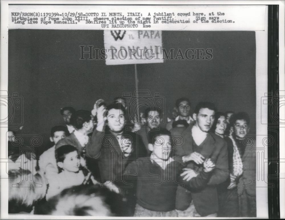 1958 Press Photo Sotto Il Monte Italy, new Pope John XXIII hometown cheer his - Historic Images