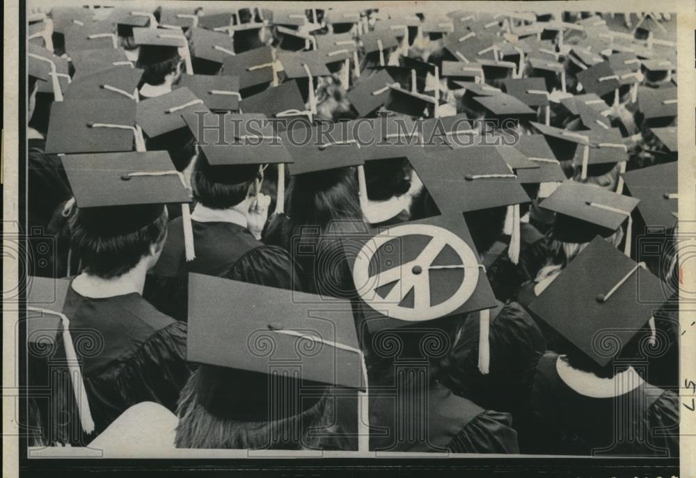 1971 Press Photo Peace sign at the mortar board of student of Indiana Univ. - Historic Images