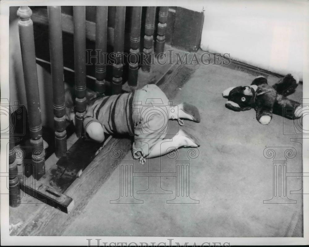 1956 Press Photo 20-month-old Bonnie Lynne got stuck between the bannisters - Historic Images