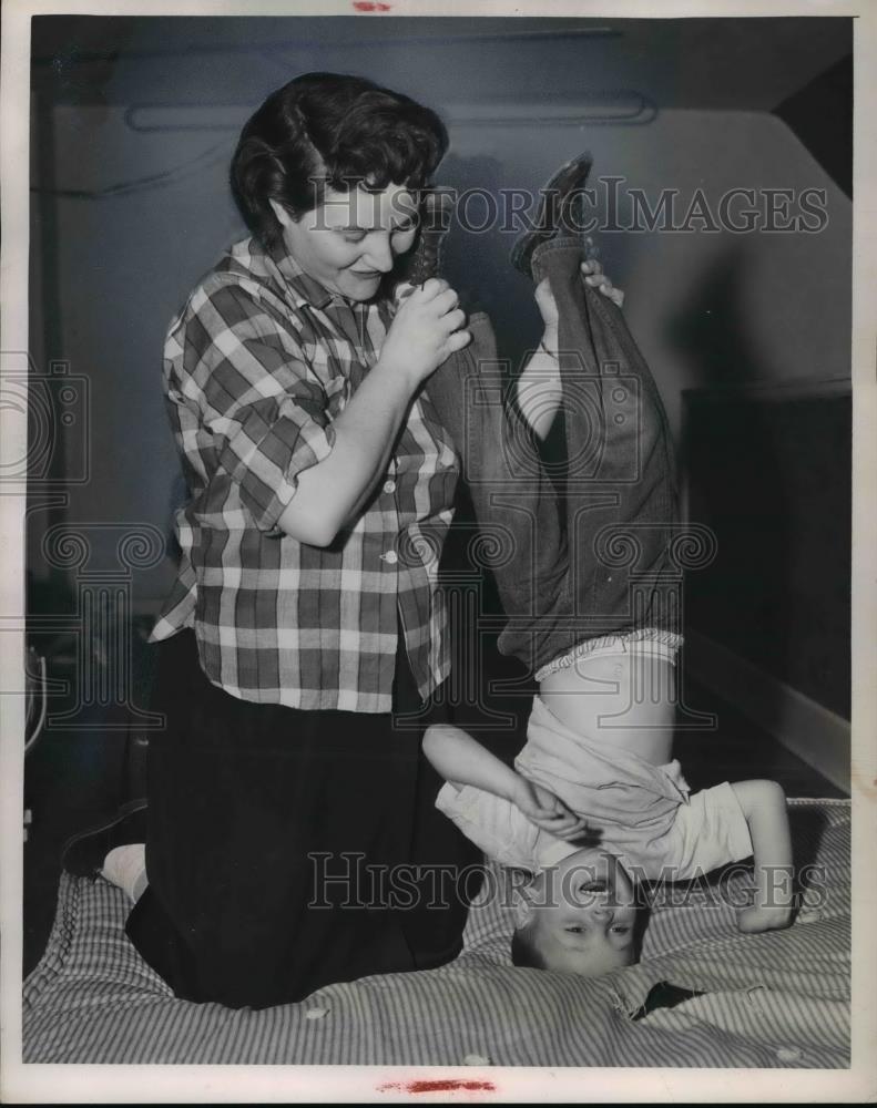 1955 Press Photo Mrs. John wWrthington playing his son Mike - Historic Images