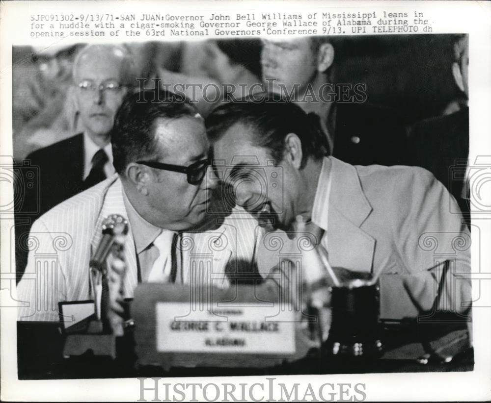 1971 Press Photo Governors J.B. Williams &amp; G. Wallace huddle at conference - Historic Images