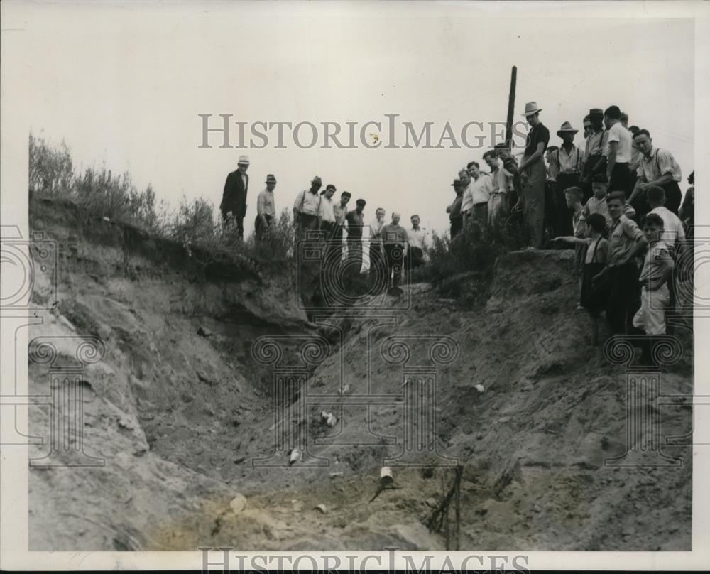 1938 Press Photo Cleveland Ohio Site of dirt cave in killed 4 children - Historic Images