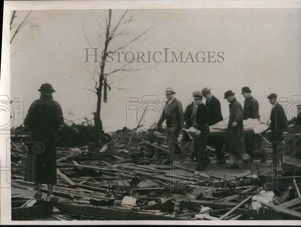 1936 Press Photo The relief workers help injured Topelo resident from a wrecked - Historic Images