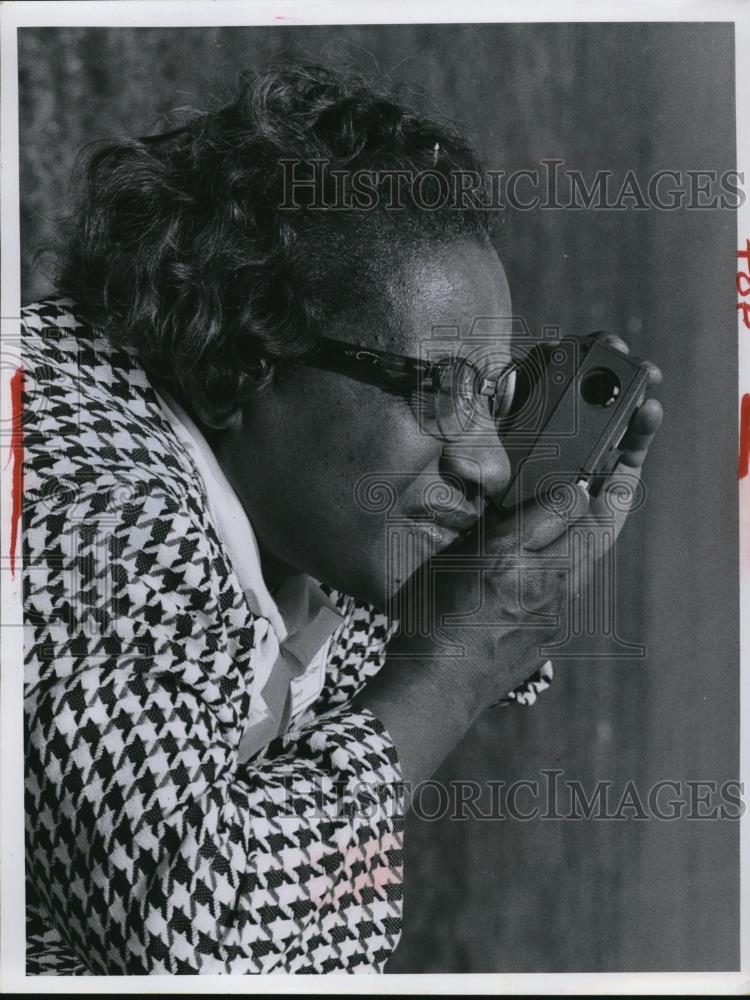 1958 Press Photo Mrs Rose Ratcliffe teacher visits Washington Monument - Historic Images