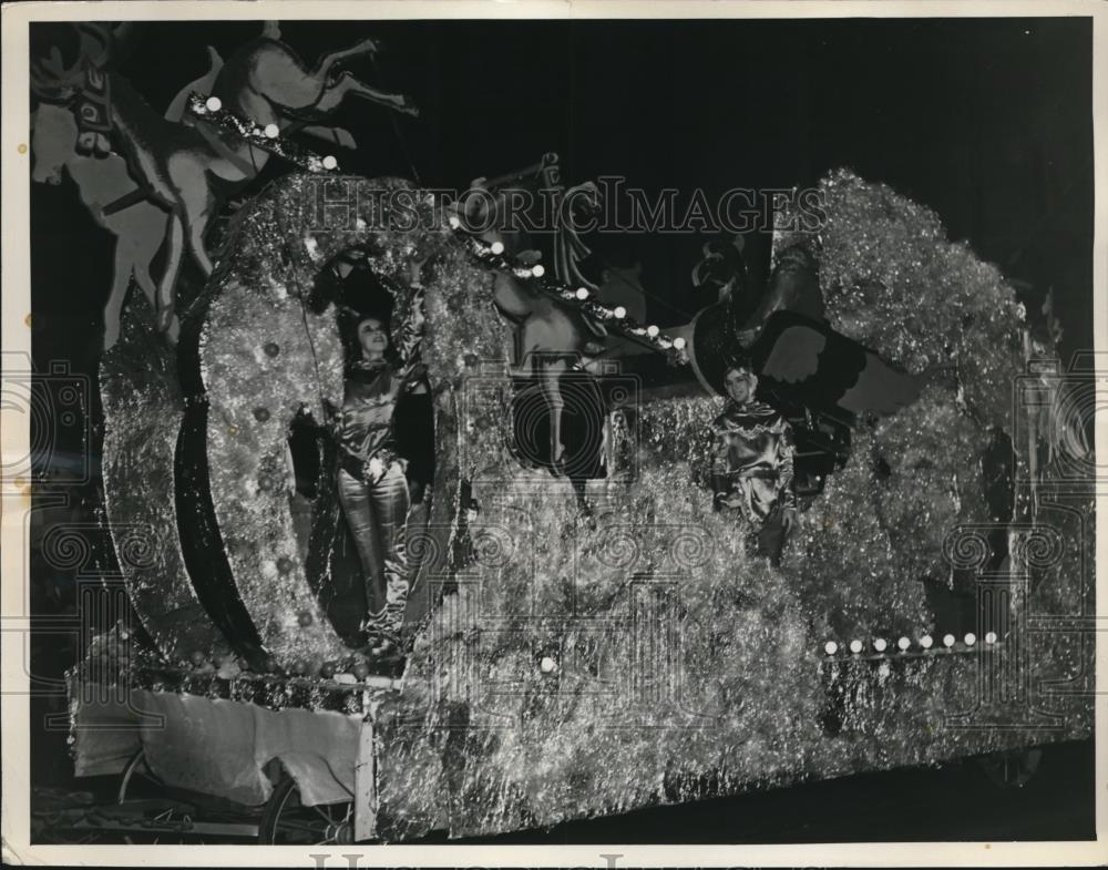 1937 Press Photo Santa Comes to Town in huge silver electrically lighted float - Historic Images