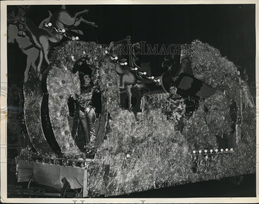 1937 Press Photo Santa Comes to Town in huge silver electrically lighted float - Historic Images