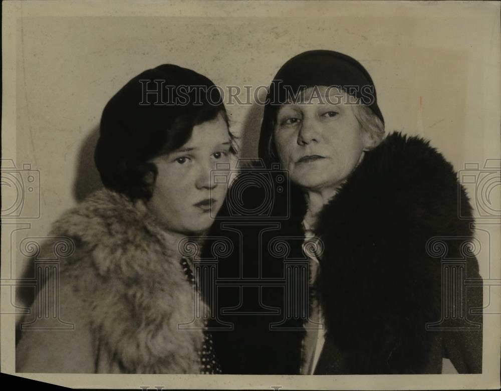 1933 Press Photo Dolores Morris, 13 years old girl with her mother Mrs. Morris - Historic Images