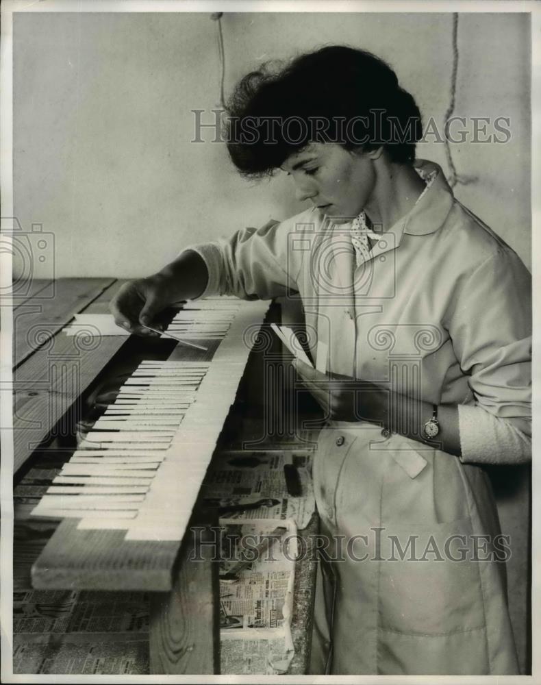 1962 Press Photo Esther Winn stacks the veneer keys in sets - Historic Images